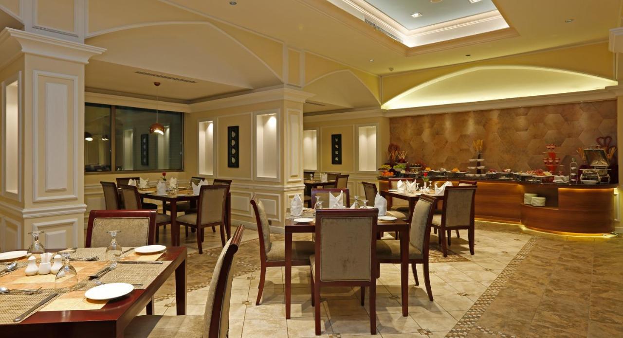 Ramada Riyadh Hotel Exterior photo