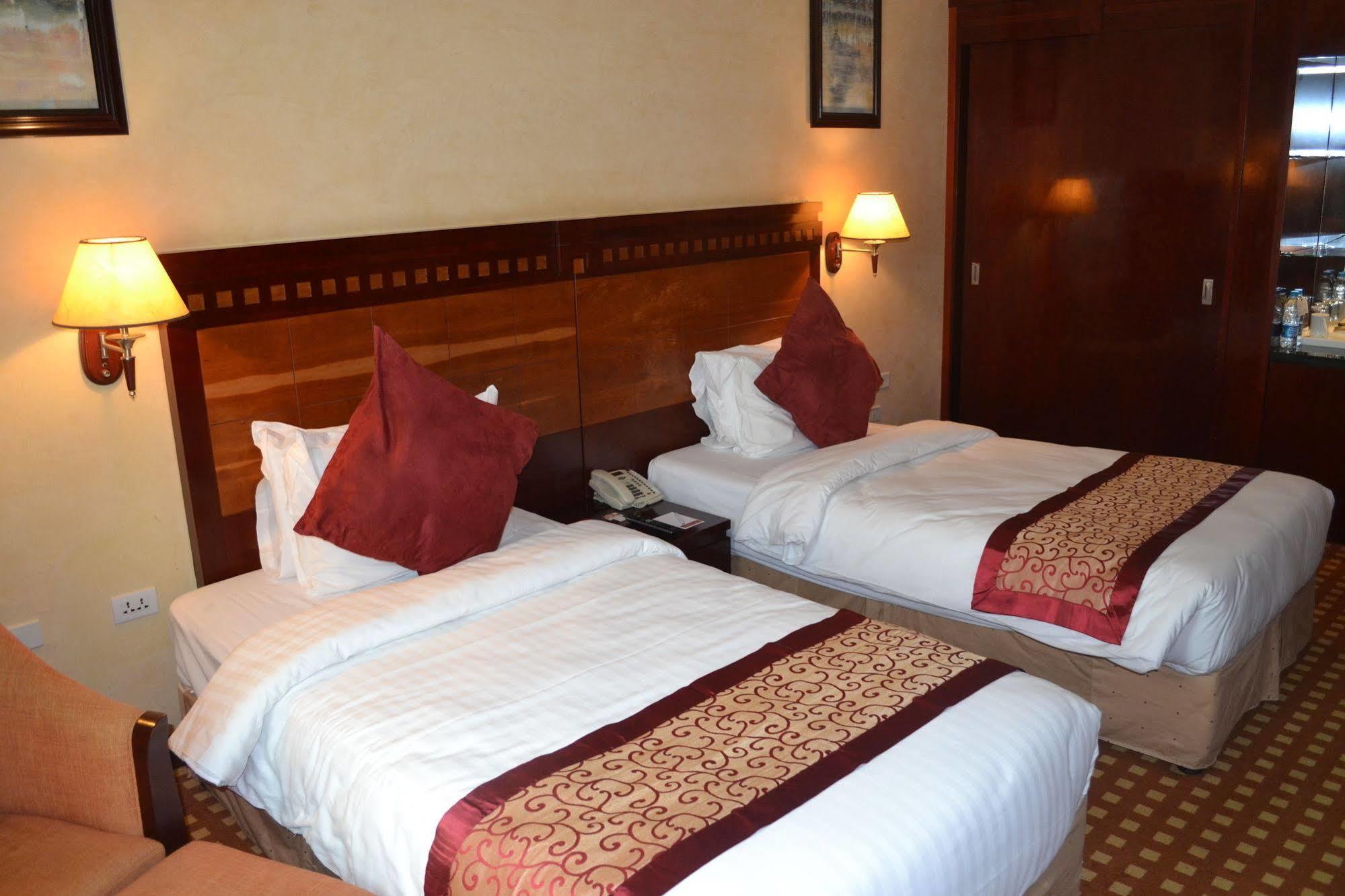 Ramada Riyadh Hotel Exterior photo